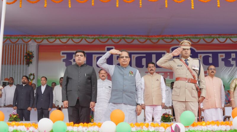मुख्य अतिथि विधायक श्री अमर अग्रवाल ने ध्वजारोहण कर परेड की सलामी ली