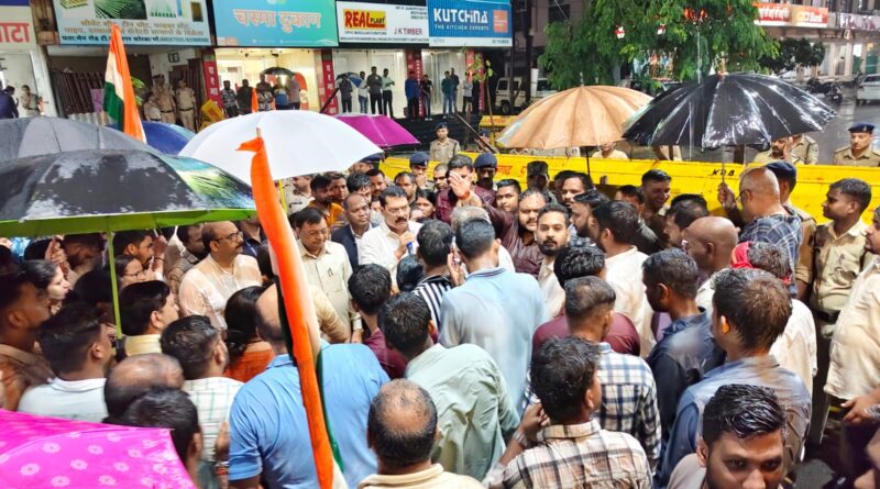 राष्ट्रीय गीत के अपमान के विरोध में भाजपा का जोरदार प्रदर्शन, कांग्रेस कार्यालय के सामने गूंजा वंदे मातरम्
