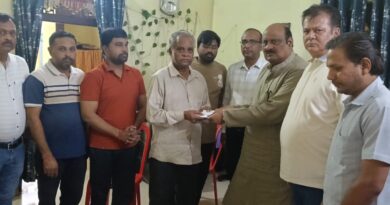 दिवंगत पत्रकार संजय देवांगन के परिजनों से मिले पूर्व मंत्री जयसिंह अग्रवाल, सौंपी 25 हजार रुपये की सहायता राशि