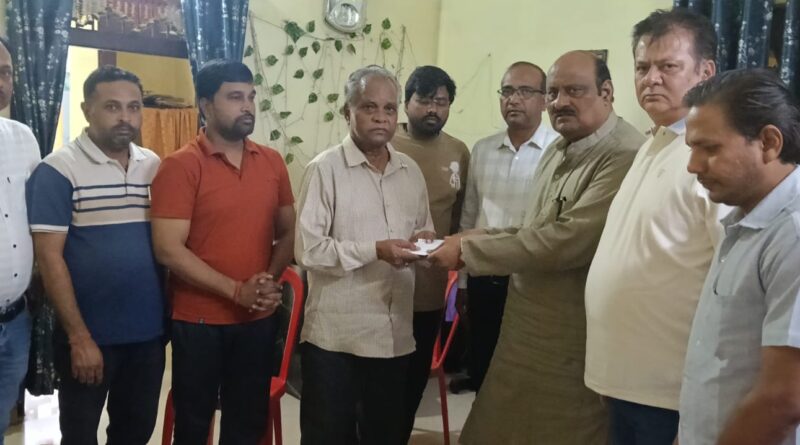 दिवंगत पत्रकार संजय देवांगन के परिजनों से मिले पूर्व मंत्री जयसिंह अग्रवाल, सौंपी 25 हजार रुपये की सहायता राशि